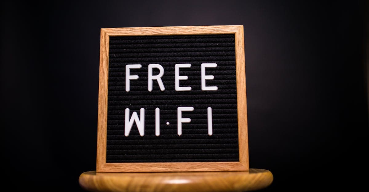 Trätavla med 'Free Wi-Fi'-text symboliserar delad wifi hotspot för hela resegruppen.