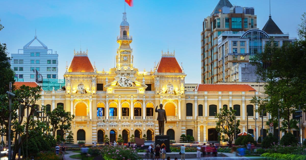 Tòa nhà UBND Thành phố Hồ Chí Minh lung linh ánh đèn về đêm, kiến trúc thuộc địa Pháp