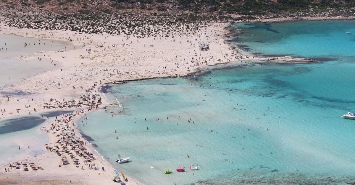 Vue aérienne des eaux turquoise de Balos en Crète, une destination bien couverte par les eSIM voyage