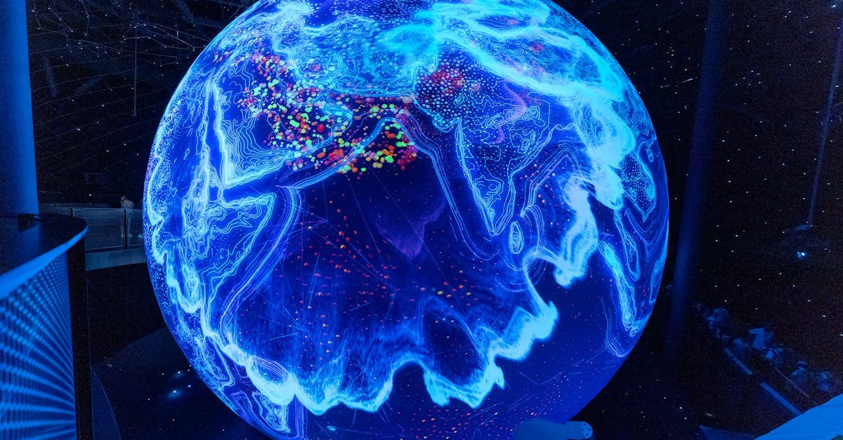Bilim müzesindeki parlak aydınlatmalı küre gösterimi Digital Planet'in teknolojik yeniliklerini simgeliyor