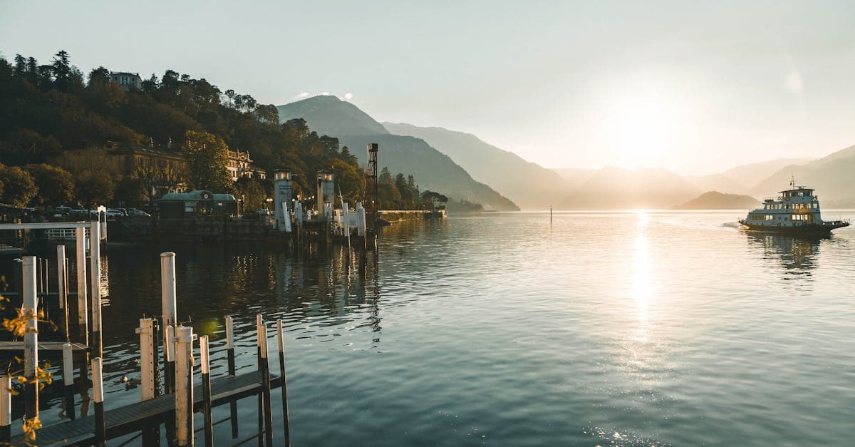 Tramonto sul Lago di Como con traghetto e montagne, guida alle mete economiche europa