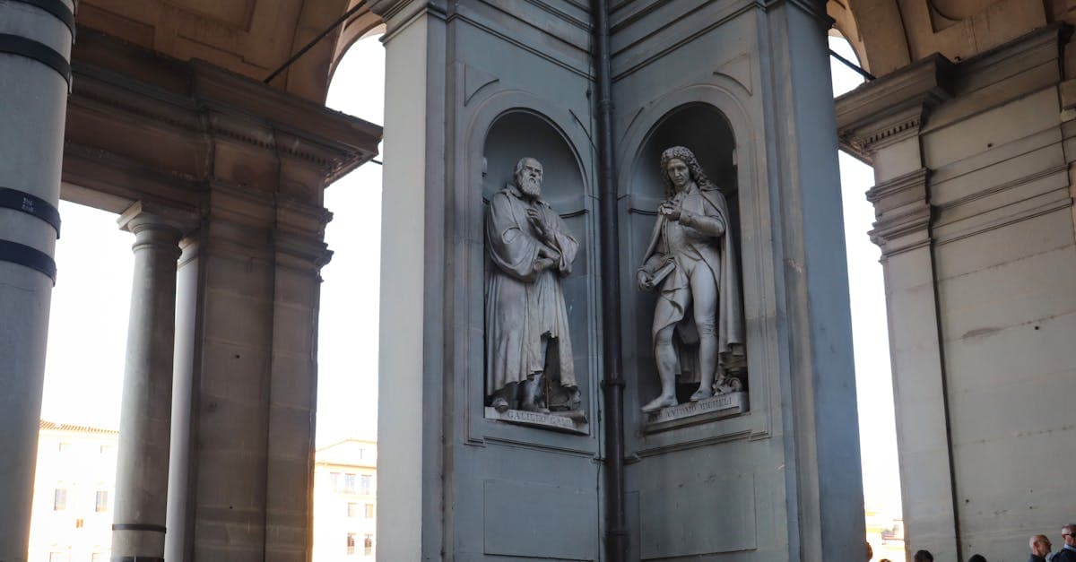 Statue rinascimentali a Firenze che celebrano il genio di Leonardo da Vinci, ispiratore del nome dell'aeroporto