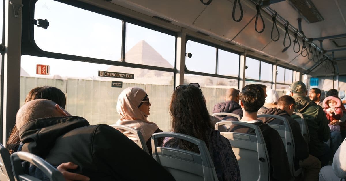 Turyści w autobusie podziwiają piramidy w Kairze – sprawdź, czy Egipt jest bezpieczny teraz