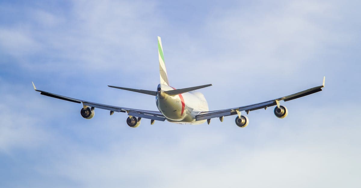Passagierflugzeug von hinten am Himmel – manche Flüge erscheinen nicht in Google Flights