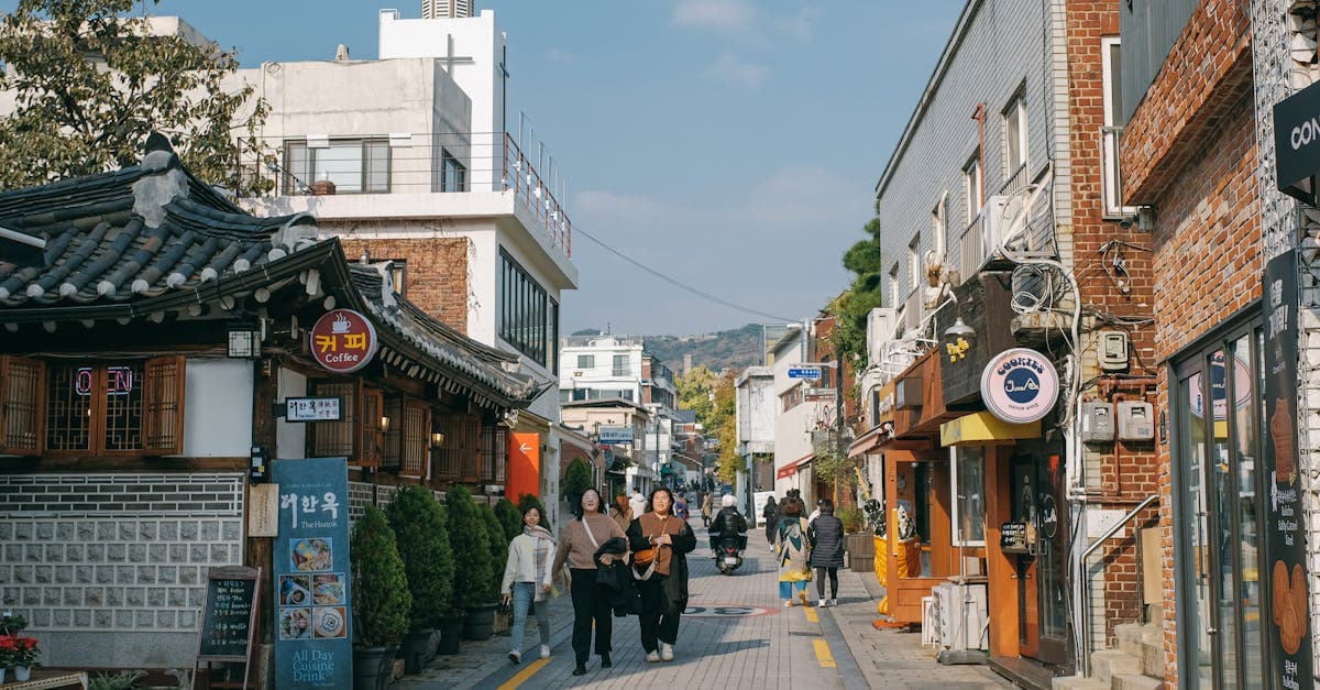 旅行日数別の韓国旅行費用を考える際に参考となる、青空の下ソウルの街を歩く観光客の様子