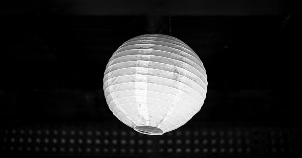 Lanterne japonaise en papier noir et blanc, symbole culturel du Japon pour voyageurs connectés