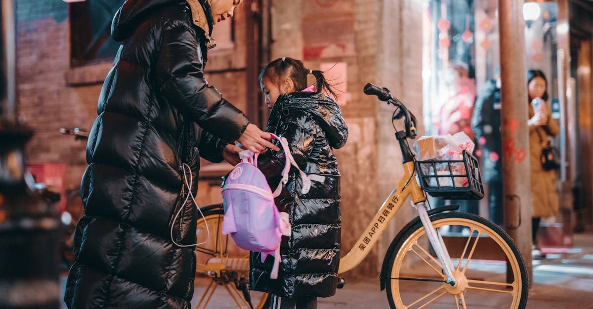 北京の活気ある夜の街でバックパックを整える母と娘、家族・グループ旅行での海外ポケットWiFiシェア活用術と注意点