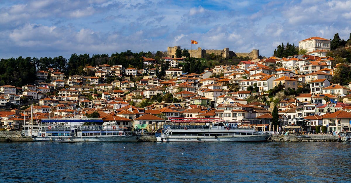Ohrid'in kırmızı çatılı evleri ve Samuil Kalesi balkan seyahat sorularının yanıt anahtarı