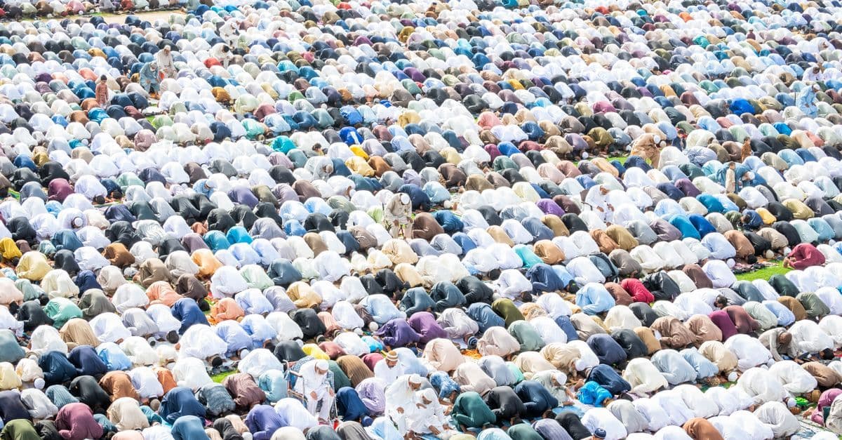 Luftfoto af muslimer klædt i traditionelt tøj til udendørs bøn under eid al-Adha 2026
