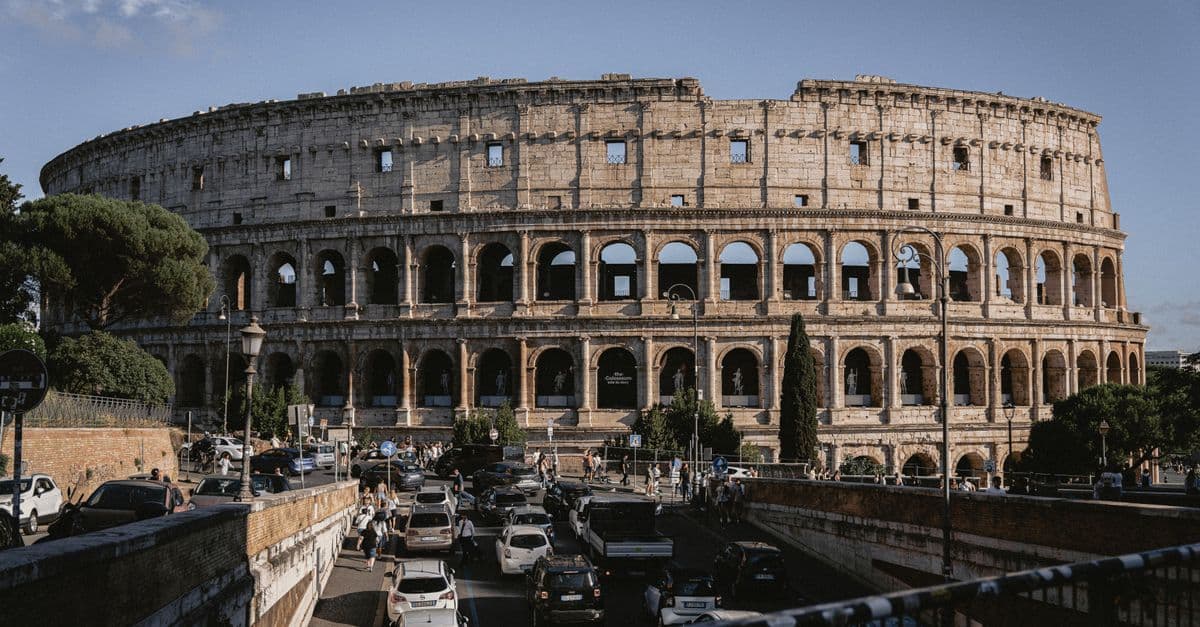 Het iconische Colosseum staat trots in Rome bij stralend weer, een eeuwenoud erfgoed van de stad.