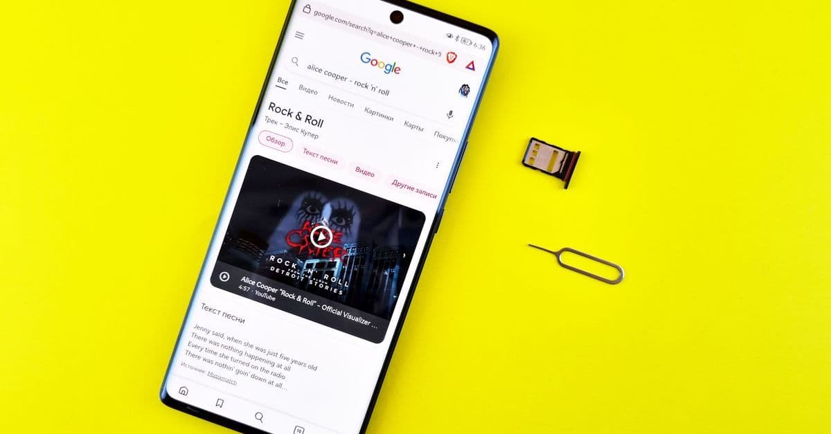 Smartphone con ricerca Google, scheda SIM e strumento di espulsione su superficie gialla per scegliere il miglior router wifi con sim.