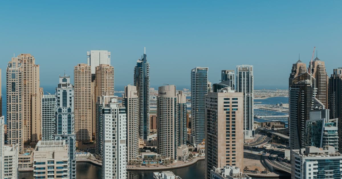 Indrukwekkende skyline van Dubai met moderne wolkenkrabbers en futuristische architectuur tijdens een dubai vakantie.
