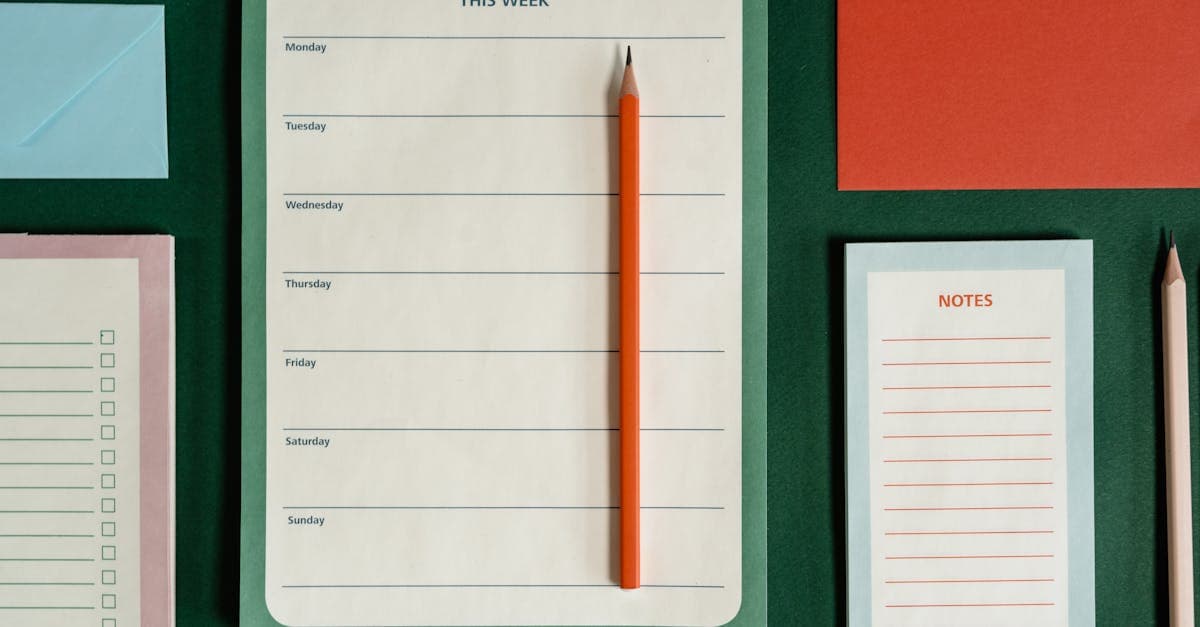 Organiseur et notes à plat sur fond vert, checklist essentielle pour préparer un week-end pas cher