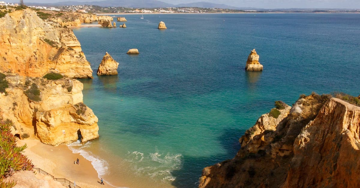Falésias douradas e águas turquesa da Praia do Camilo, em Lagos — things to do in algarve portugal fora do verão