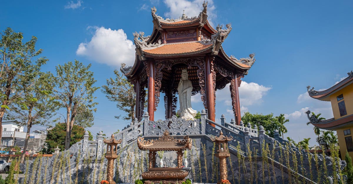 Đền thờ Phật giáo với điêu khắc tinh xảo tại TP.HCM, điểm dừng chân khi day trip từ Hồ Chí Minh đến Tây Ninh.