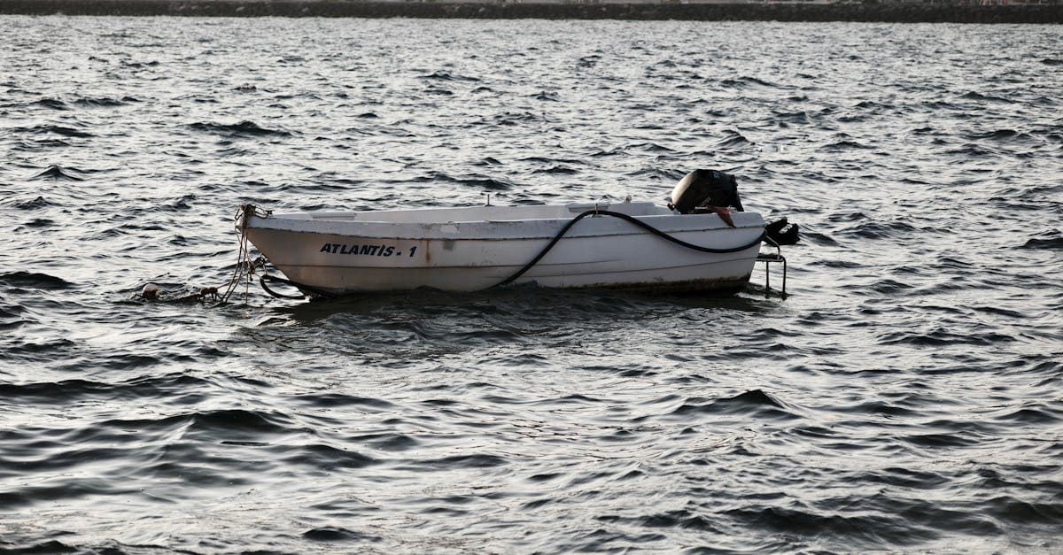 Bateau de pêche au coucher du soleil en Turquie, astuce pour rester connecté lors d'un voyage solo