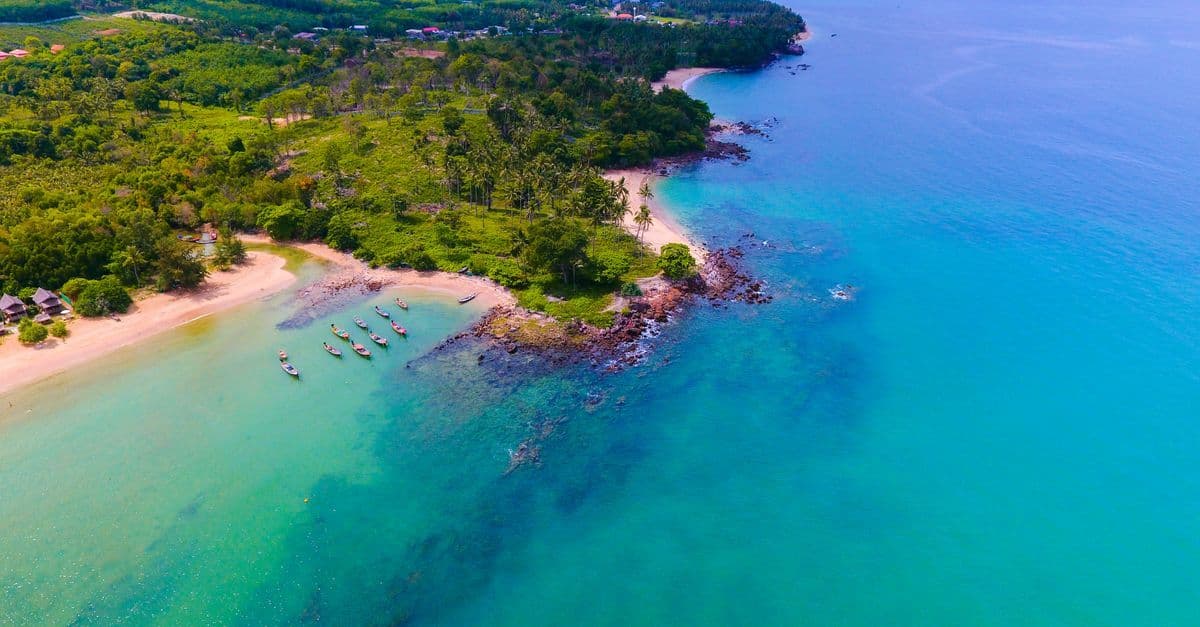 Vue aérienne de Koh Lanta révélant la végétation tropicale et le relief côtier influençant la météo thaïlande.