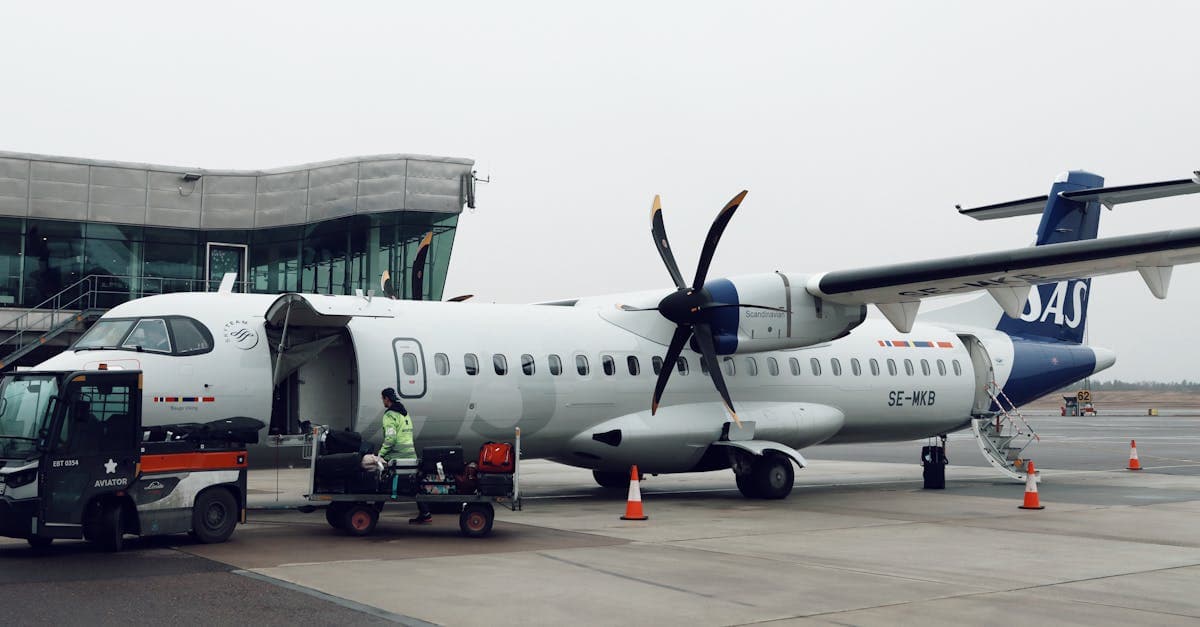 SAS fly på forpladsen i Billund Lufthavn med servicepersonale klar til næste afgang