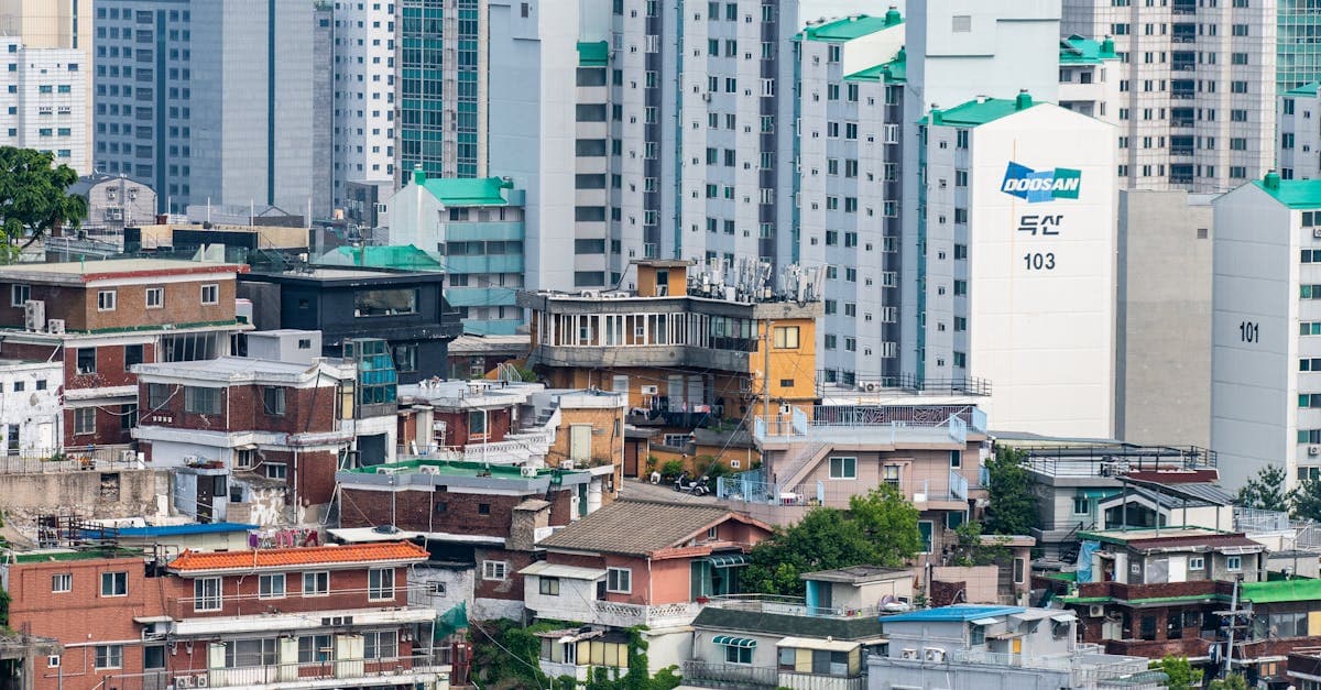 현대적인 고층 빌딩과 전통 가옥이 공존하는 한국 도시 풍경, 디지털 노마드 비자 체류 중 세금 납부 환경