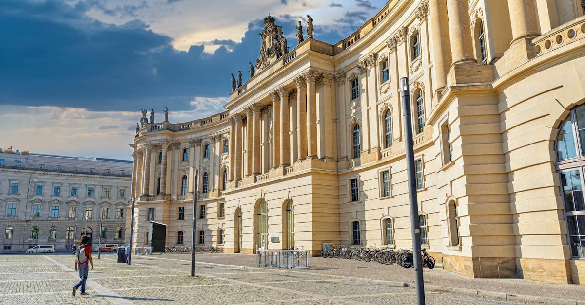 Berliner Bebelplatz Architektur illustriert Reiseziele mit erforderlicher Gelbfieber-Impfung für Touristen