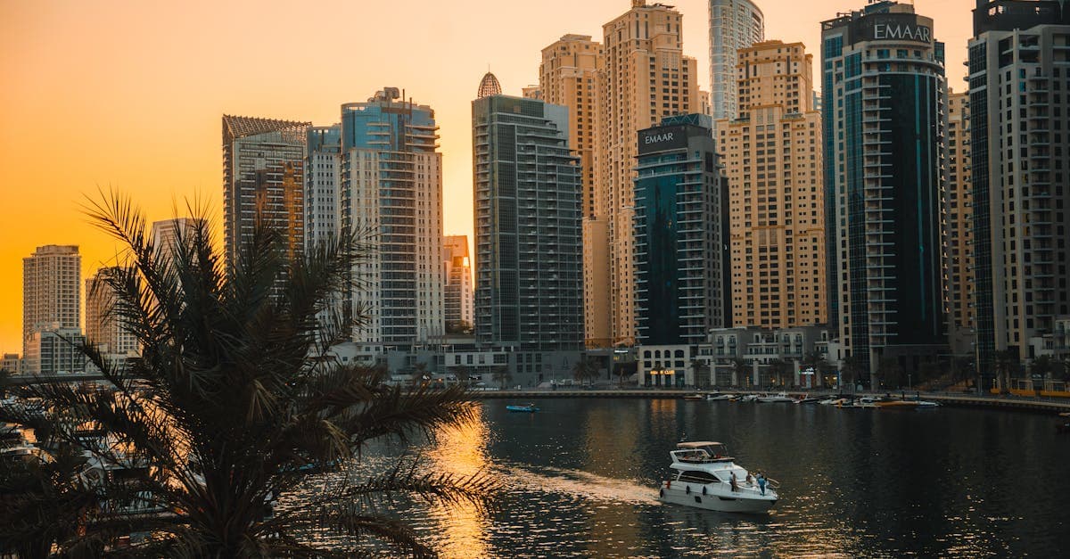 Dubai Marina bij zonsondergang met boten op het water voor slimme reizigers die zich voorbereiden op het weer dubai