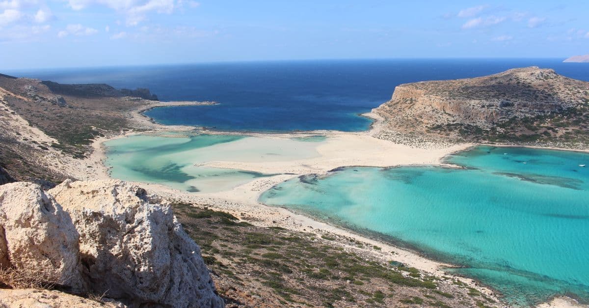 Luftaufnahme der Balos-Lagune auf Kreta – türkisblaues Wasser und weißer Sand beim Griechenland Urlaub