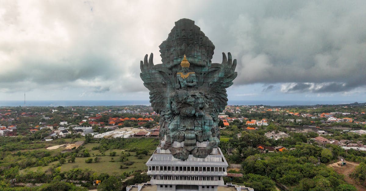Bali'de internet bağlantısı için simge konumdaki Garuda Wisnu Kencana heykeli havadan görünüm