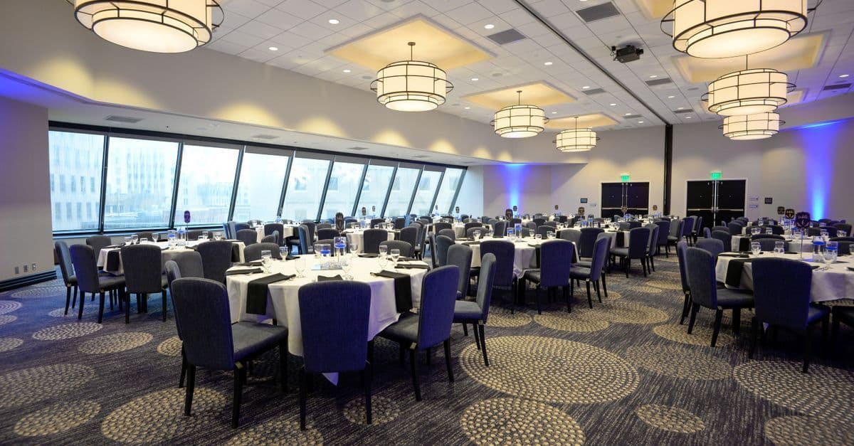 Eleganter Bankettsaal im NH Vienna Airport Conference Center mit festlich gedeckten Tischen und modernem Ambiente.