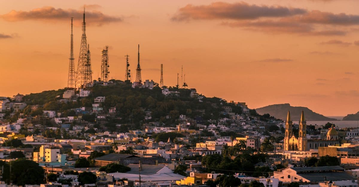 Panorámica del malecón y catedral de Mazatlán al atardecer, símbolo del duelo mazatlán vs américa