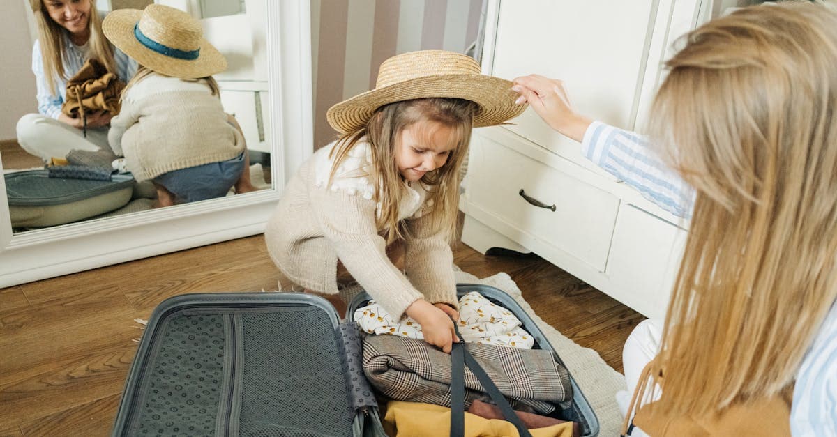 Mère et fille qui font la valise voyage ensemble avant des vacances estivales