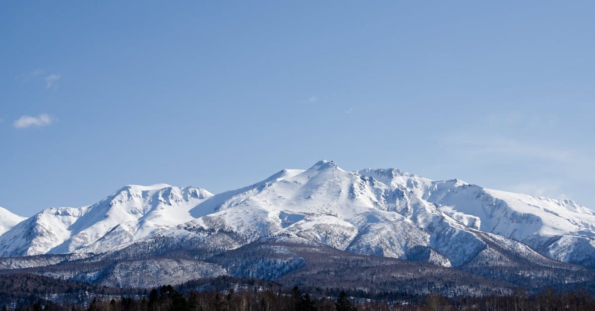 デジタルノマドにおすすめの国を探す際の参考に、北海道の雄大な雪山と澄み渡る青空が広がる絶景