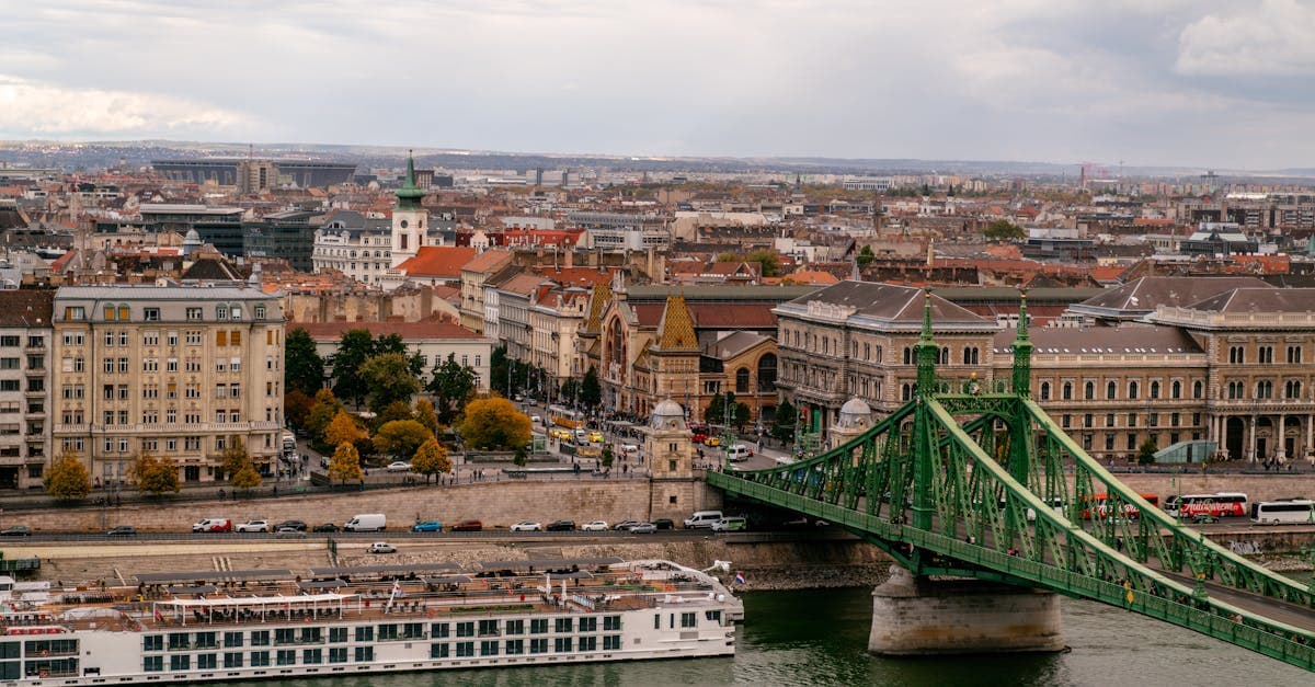 Die Freiheitsbrücke über die Donau – ein Muss für einen 3-Tage-Besuch der Budapest Sehenswürdigkeiten