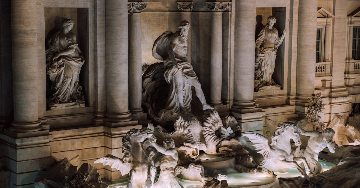 Fontanna di Trevi nocą z rozświetlonymi rzeźbami – jedna z najpiękniejszych atrakcji Rzymu