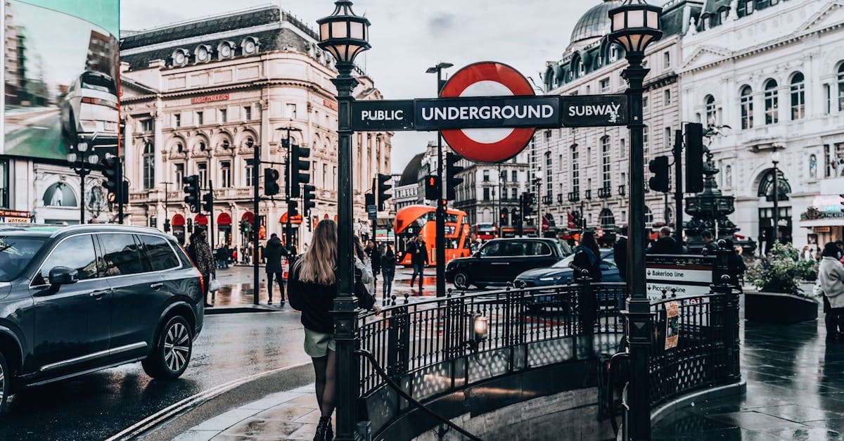 Tłoczny Piccadilly Circus nocą z neonowymi reklamami – idealne miejsce na spędzenie czasu przy złej pogodzie.