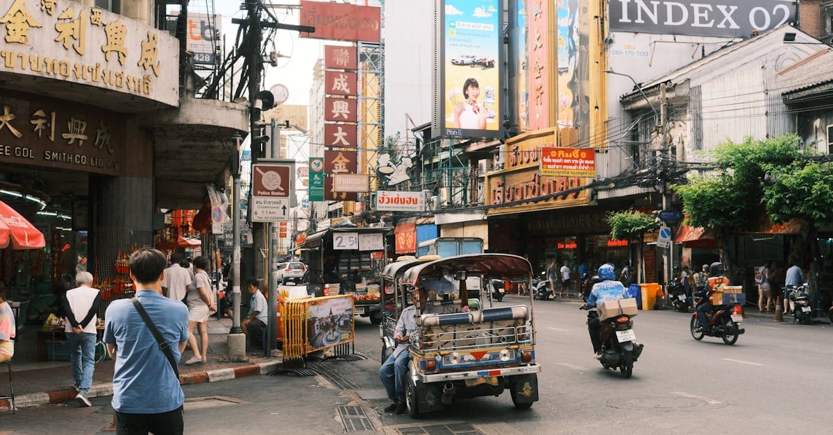 Bangkok Chinatown mit bunten Tuk-Tuks und Läden während visumsfreier Aufenthalte für Touristen ohne Visumpflicht