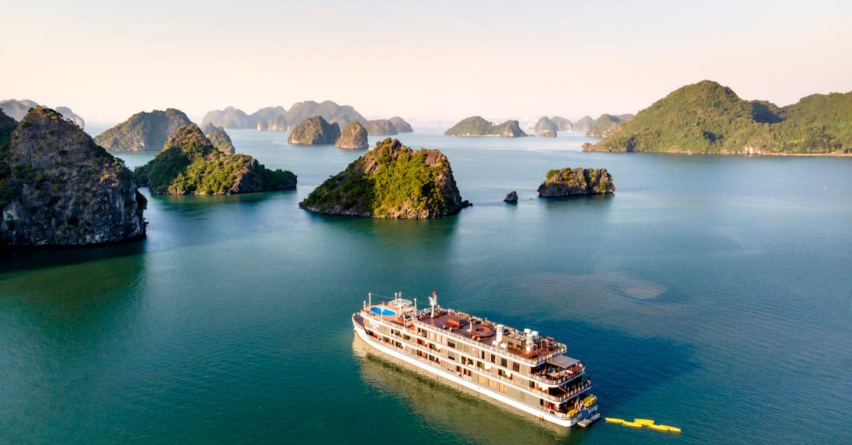 Nhìn từ trên cao, du thuyền halong bay cruise lướt giữa các đảo đá vôi và mặt biển êm