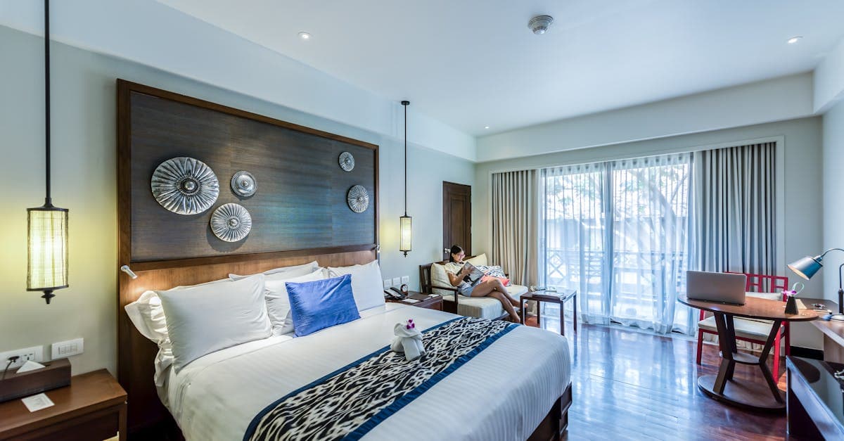 ห้องพักโรงแรมราคาถูกสไตล์โมเดิร์น ตกแต่งอย่างอบอุ่นและทันสมัย เหมาะสำหรับนักท่องเที่ยวงบประหยัด