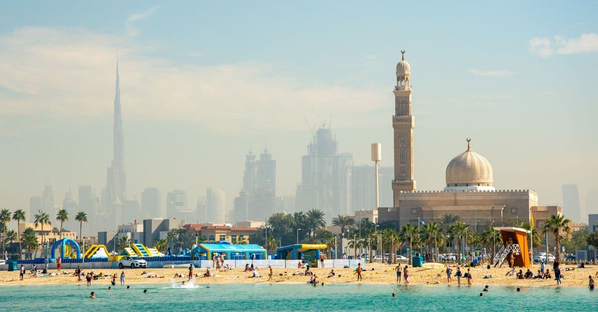 Spiaggia di Dubai con skyline, Burj Khalifa e moschea Al Farooq durante il mese più caldo dell'anno.