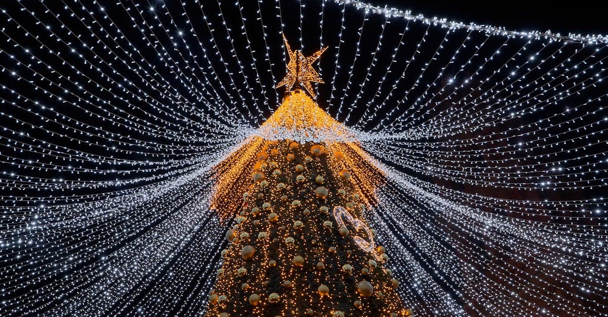 Árbol de Navidad con luces brillantes y estrella, símbolo del espíritu navideño en Londres.