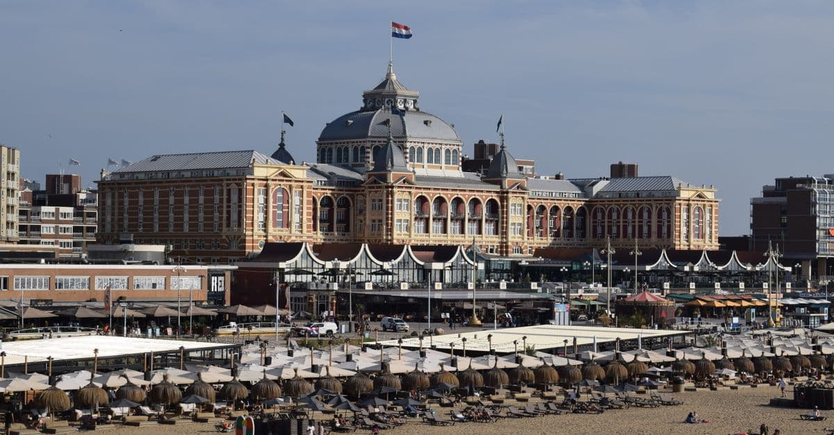 Scheveningen strand met panoramisch uitzicht op het Grand Hotel Amrâth Kurhaus, populaire vakantiebestemming voor lalabet reviews.