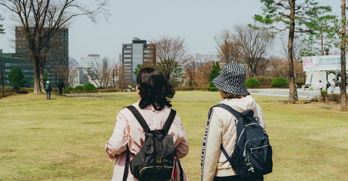 春のソウルの公園を散歩する二人、韓国旅行で現地調達できる持ち物も多く荷物を減らせる