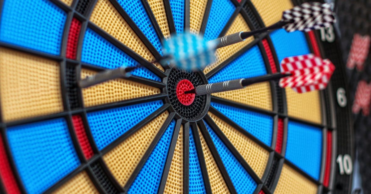 Dartpfeile treffen präzise die Mitte der Dartscheibe – Tickets und Anreise zur Dart WM 2026 im Alexandra Palace