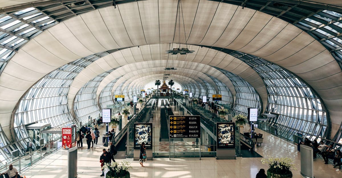 Modernes Interieur des Suvarnabhumi Flughafens in Bangkok mit zahlreichen Reisenden bei der Einreise nach Thailand