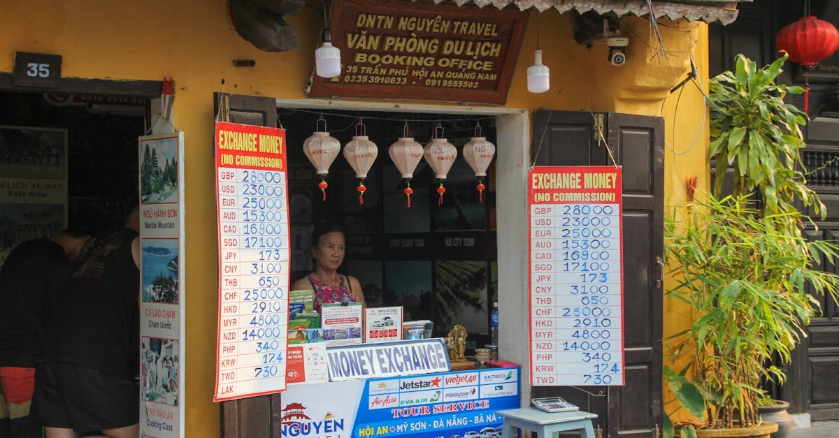 Currency exchange counter in Đà Nẵng helping Australians understand the vietnam visa for australian cost in AUD.
