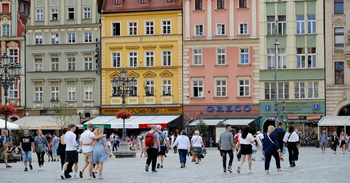 Kolorowa zabytkowa starówka pełna turystów – podobna atmosfera czeka podczas wycieczki do Pragi