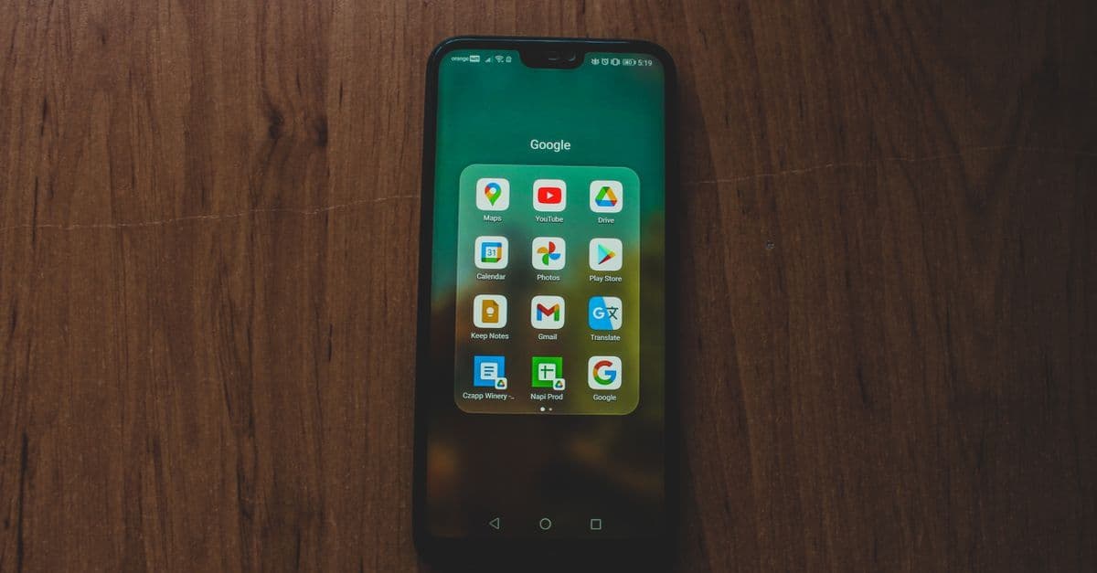 Smartphone sobre mesa de madera con apps de Google Play para planear viajes como mexicano