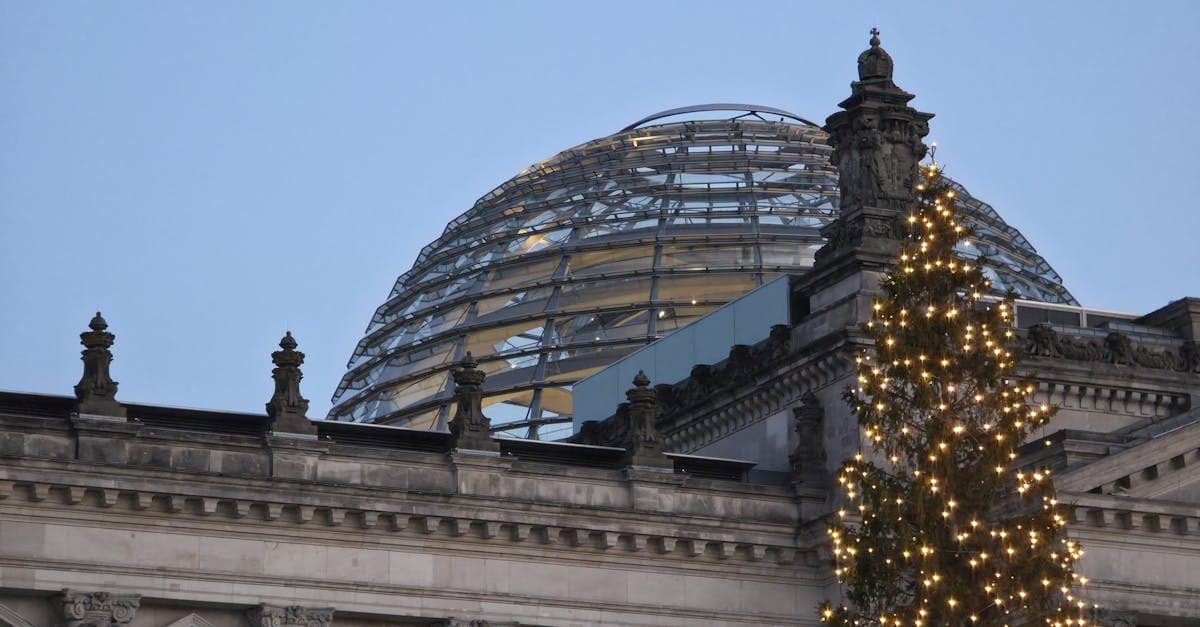 Der Reichstag in Berlin bei winterlicher Beleuchtung – so können Deutsche erfolgreich im Ausland arbeiten