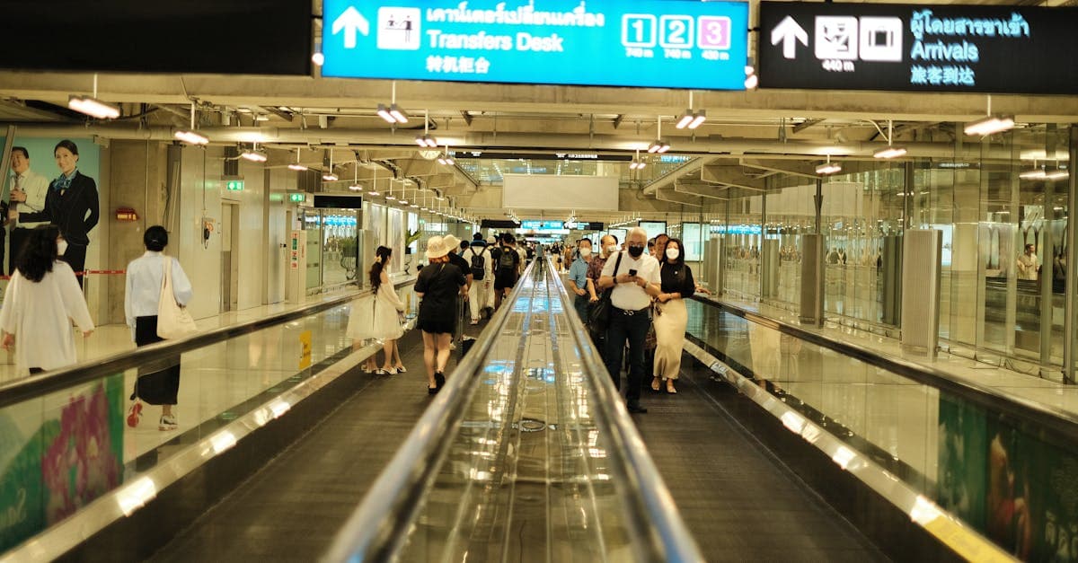 ทางเดินในสนามบินนานาชาติ จุดสำคัญสำหรับเปรียบเทียบอัตราแลกเงินเยน jpy to thb ที่คุ้มค่าที่สุด
