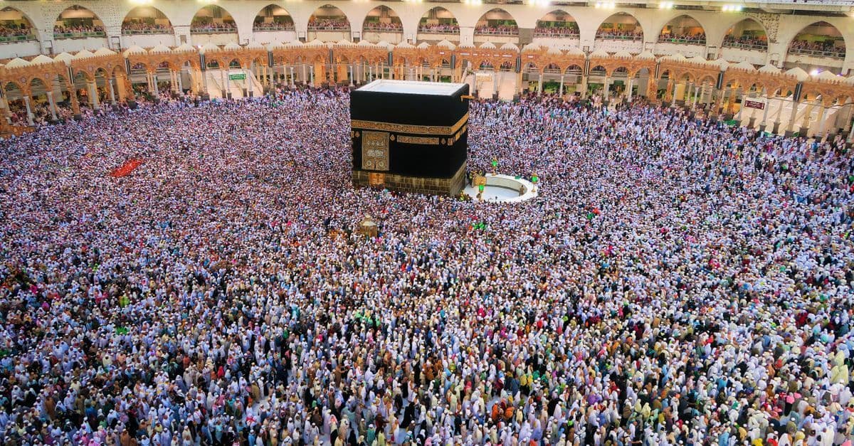 Vista aérea de miles de peregrinos reunidos alrededor de la Kaaba en La Meca para las oraciones del Eid