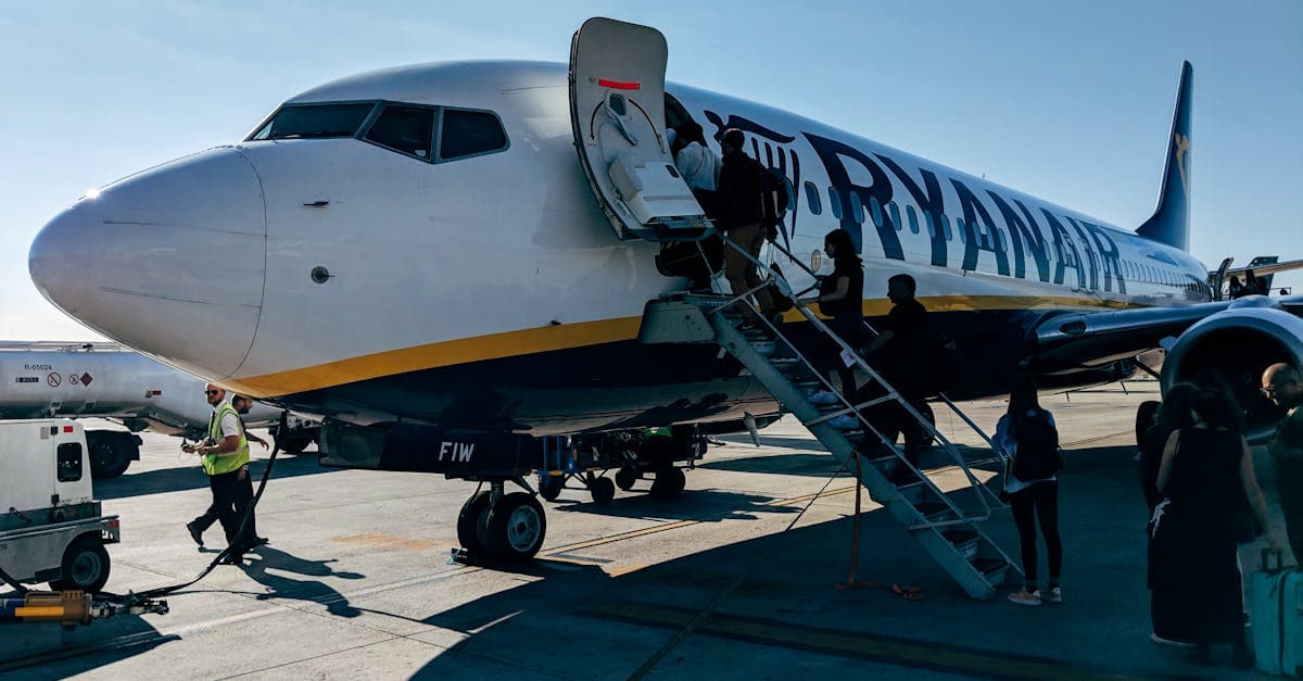 Pasajeros abordando avión comercial de aerolínea en El Paso International Airport en Texas